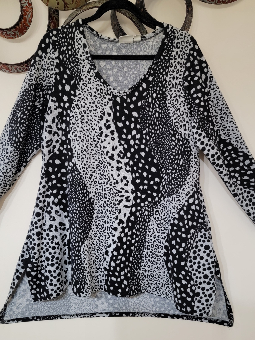 Zim & Zoe Women’s Black & White Animal Print V-Neck Tunic Top